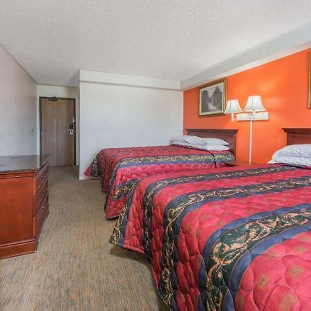 Castle Point Knights Inn Ferguson Mo מראה חיצוני תמונה