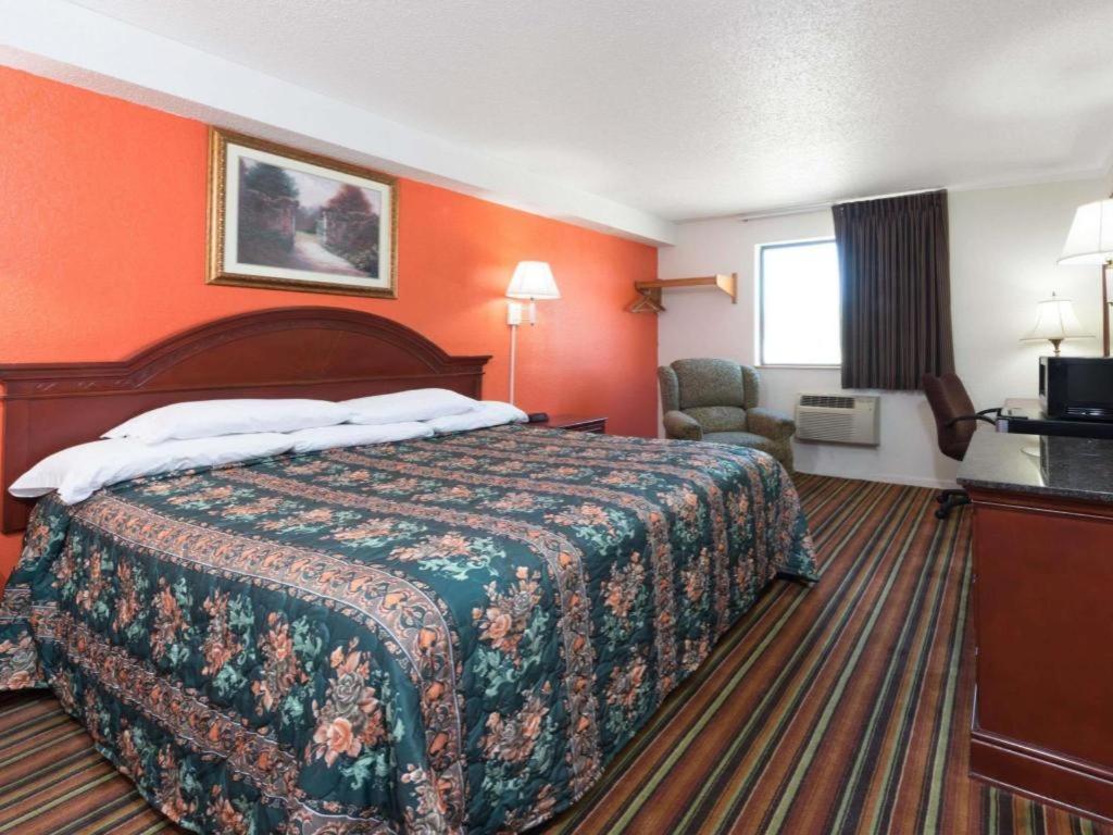 Castle Point Knights Inn Ferguson Mo מראה חיצוני תמונה
