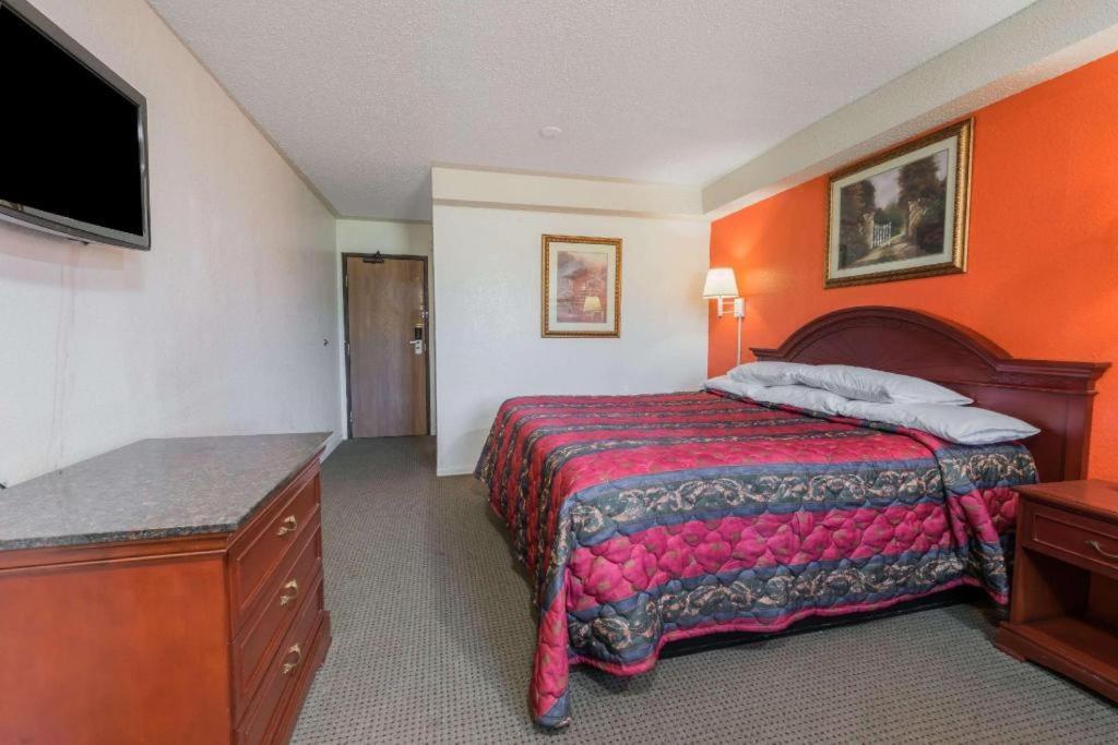 Castle Point Knights Inn Ferguson Mo מראה חיצוני תמונה