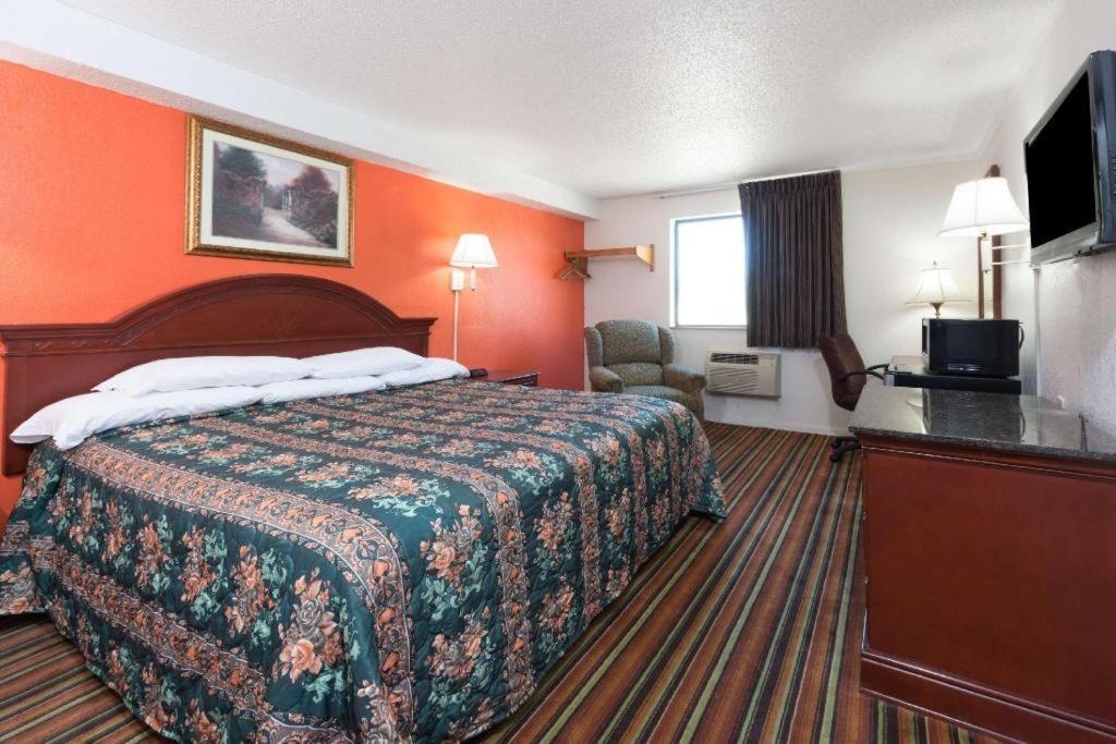 Castle Point Knights Inn Ferguson Mo מראה חיצוני תמונה