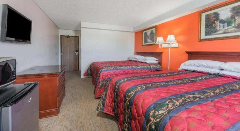 Castle Point Knights Inn Ferguson Mo מראה חיצוני תמונה