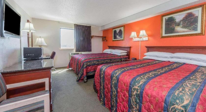 Castle Point Knights Inn Ferguson Mo מראה חיצוני תמונה