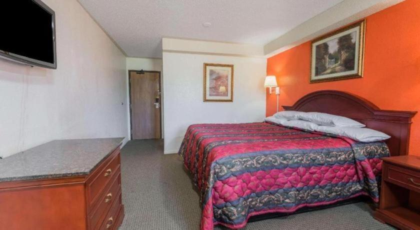 Castle Point Knights Inn Ferguson Mo מראה חיצוני תמונה