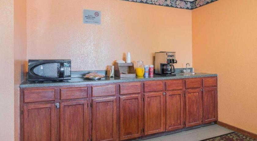 Castle Point Knights Inn Ferguson Mo מראה חיצוני תמונה