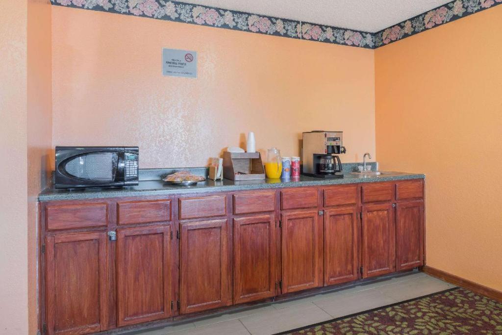 Castle Point Knights Inn Ferguson Mo מראה חיצוני תמונה
