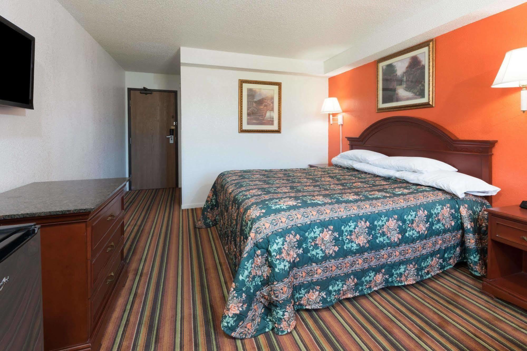 Castle Point Knights Inn Ferguson Mo מראה חיצוני תמונה